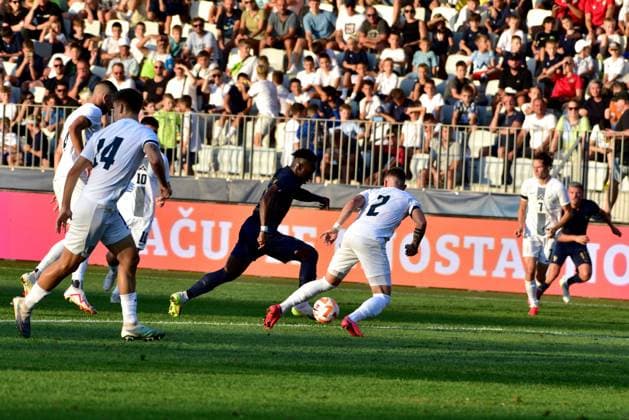 Arnaud Kalimuendo of France (C) in action against Mitja Ilenic of Slovenia (3R) during the 2025 UEFA European Under-21 Championship Qualification football match Group H between Slovenia and France FOOTBALL : SlovÃ nie vs France - Championnat d Europe des moins de 21 ans UEFA - Match de qualification Groupe H - 11 09 2023 IgorKupljenik Panoramic 
