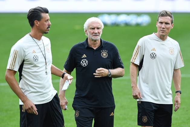 Sport Bilder des Tages Fußball Abschlusstraining Deutschland am 11.09.2023 im Signal Iduna Park in Dortmund Sandro Wagner ( Interims-Assistenz-Trainer Deutschland ), links - Rudi Völler ( Interims-Bundestrainer ), mitte - Hannes Wolf ( Interims-Assistenz-Trainer Deutschland ), rechts DFB regulations prohibit any use of photographs as image sequences and or quasi-video.
