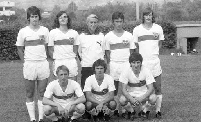 Archivbilder der Woche SPORT KW37 25.07.73 VfB Stuttgart Fototermin Saison 1973 1974 Deutschland, Stuttgart, 25.07.1973, Fussball, Bundesliga, VfB Stuttgart Fototermin Saison 1973 1974: Neuzugänge Obere Reihe v.l. Arno Schäfer, Bernd Martin, Hermann Eppenhoff (Trainer), Markus Elmer, Eckhard Müller Untere Reihe v.l. Klaus-Dieter Jank, Hermann Ohlicher, Heinz Stickel. *** 25 07 73 VfB Stuttgart photo session season 1973 1974 Germany, Stuttgart, 25 07 1973, Football, Bundesliga, VfB Stuttgart photo session season 1973 1974 newcomers Top row f l Arno Schäfer, Bernd Martin, Hermann Eppenhoff coach , Markus Elmer, Eckhard Müller Bottom row f l Klaus Dieter Jank, Hermann Ohlicher, Heinz Stickel