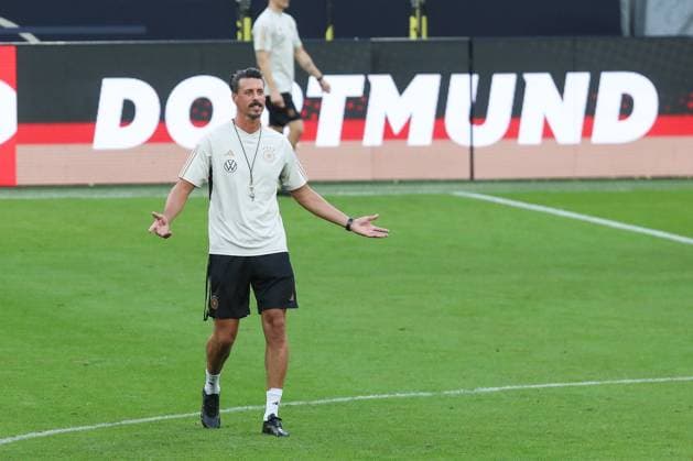 Fussball, Nationalmannschaft Saison 2023 2024 Abschlusstraining der Deutschen Nationalmannschaft vor dem Länderspiel gegen Frankreich 11.09.2023, SIGNAL-IDUNA-PARK Dortmund Sandro Wagner (Co Trainer, interimsweise Deutschland) im Hintergrund eine Bande mit dem Spielort Dortmund Dortmund Signal-Iduna-Park Nordrhein-Westfahlen Deutschland