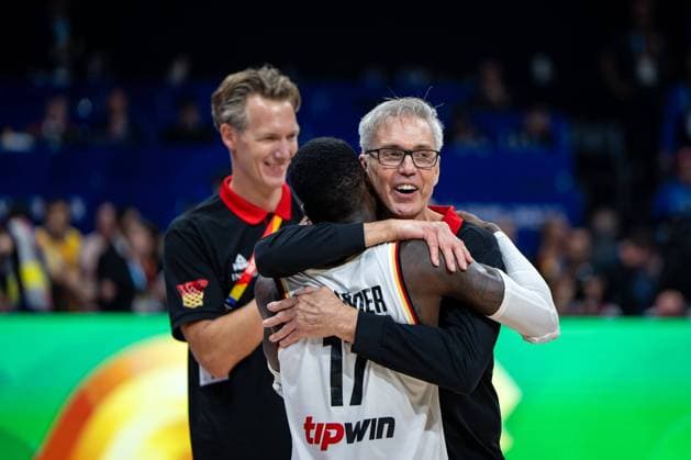 Basketball Manila Pasay 10.09.2023 FIBA Basketball World Cup 2023 Weltmeisterschaft der Männer Finale Deutschland (GER) - Serbien (SRB) Deutschland gewinnt das Spiel mit 83:77 und ist Basketball Weltmeister 2023 Jubel Dennis Schröder Schroeder (Deutschland, No.17) Schröder Schroder Gordon Herbert (Deutschland, Bundestrainer)