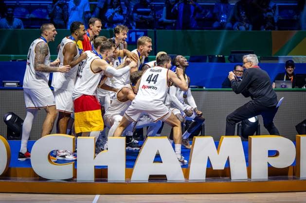 Basketball Manila Pasay 10.09.2023 FIBA Basketball World Cup 2023 Weltmeisterschaft der Männer Finale Deutschland (GER) - Serbien (SRB) Deutschland gewinnt das Spiel mit 83:77 und ist Basketball Weltmeister 2023 Siegerehrung Daniel Theis (Deutschland, No.10) Johannes Thiemann (Deutschland, No.32) Andreas Obst (Deutschland, No.42) Justus Hollatz (Deutschland, No.21) Maodo Lo (Deutschland, No.04) Franz Wagner (Deutschland, No.09) Nils Giffey (Deutschland, No.05) David Krämer (Deutschland, No.44) Kraemer Kramer Isaac Bonga (Deutschland, No.00) Dennis Schröder Schroeder (Deutschland, No.17) Schröder Schroder feiern die Goldmedaille von Gordon Herbert (Deutschland, Bundestrainer) re.