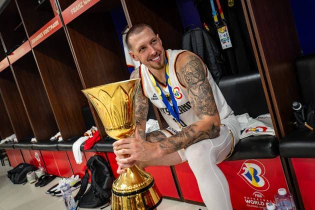 Basketball Manila Pasay 10.09.2023 FIBA Basketball World Cup 2023 Weltmeisterschaft der Männer Finale Deutschland (GER) - Serbien (SRB) Deutschland gewinnt das Spiel mit 83:77 und ist Basketball Weltmeister 2023 Nach dem Spiel in der Mannschaftskabine von Team Deutschland Kabine Daniel Theis (Deutschland, No.10)