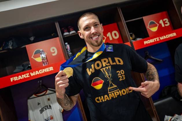 Basketball Manila Pasay 10.09.2023 FIBA Basketball World Cup 2023 Weltmeisterschaft der Männer Finale Deutschland (GER) - Serbien (SRB) Deutschland gewinnt das Spiel mit 83:77 und ist Basketball Weltmeister 2023 Nach dem Spiel in der Mannschaftskabine von Team Deutschland Kabine Daniel Theis (Deutschland, No.10)