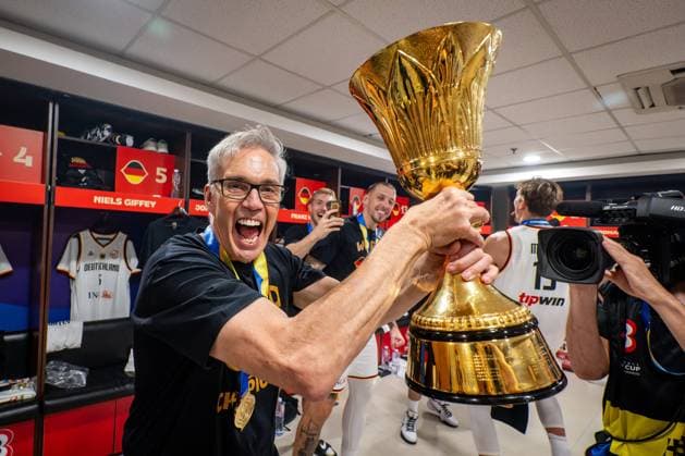 Basketball Manila Pasay 10.09.2023 FIBA Basketball World Cup 2023 Weltmeisterschaft der Männer Finale Deutschland (GER) - Serbien (SRB) Deutschland gewinnt das Spiel mit 83:77 und ist Basketball Weltmeister 2023 Nach dem Spiel in der Mannschaftskabine von Team Deutschland Kabine Gordon Herbert (Deutschland, Bundestrainer) Pokal