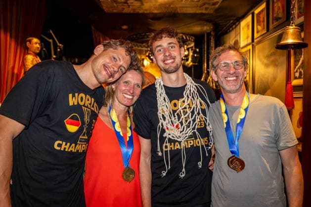 Basketball Manila Pasay 11.09.2023 FIBA Basketball World Cup 2023 Weltmeisterschaft der Männer Finale Deutschland (GER) - Serbien (SRB) Deutschland ist Weltmeister Party nach dem Spiel in der Nacht im Hotel The Peninsula Manila Moritz Wagner (Deutschland, No.13) und Franz Wagner (Deutschland, No.09) mit Mutter Beate Wagner und Vater Axel Schulz