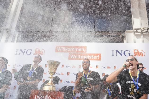 Bilder des Jahres 2023, Sport 09 September Sport Bilder des Tages Weltmeistermannschaft feiert den Titelgewinn mit Sekt auf der Bühne - 11.09.2023: Empfang der Weltmeister Mannschaft der Basketballer in Frankfurt *** World champion team celebrates winning the title with champagne on stage 11 09 2023 Reception of the world champion team of basketball players in Frankfurt