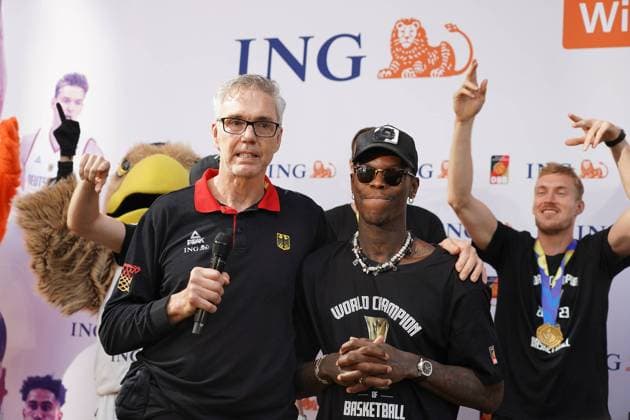 Sport Themen der Woche KW37 Sport Bilder des Tages Weltmeister mit Trainer Gordon Herbert und MVP Denis Schröder - 11.09.2023: Empfang der Weltmeister Mannschaft der Basketballer in Frankfurt *** World champions with coach Gordon Herbert and MVP Denis Schröder 11 09 2023 Reception of the world champion team of basketball players in Frankfurt