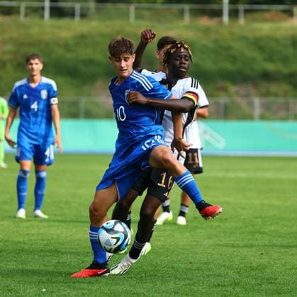 Mattia Liberali (Italien) im Zweikampf mit Boris Mamuzah Lum (Deutschland) Deutschland vs Italien, Fussball, U17, U 17 Laenderspiel, 12.9.2023 DFB regulations prohibit any use of photographs as image sequences and or quasi-video. Deutschland vs Italien, Fussball, U17-Laenderspiel, 12.9.2023 Bonn Copyright: xEibner-Pressefotox EP_FWR