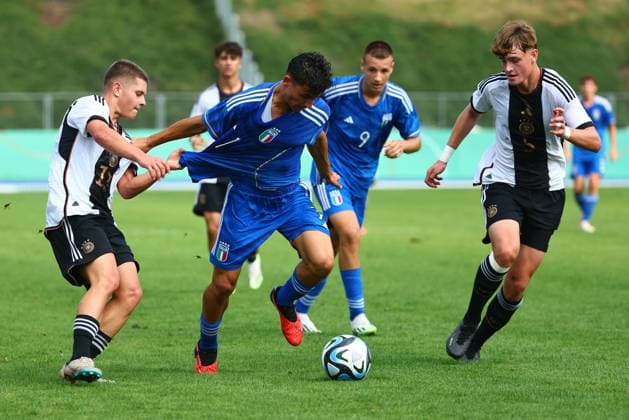 Diego Pisani (Italien) im Zweikampf mit Nick Cherny (Deutschland, links), rechts: Jamie Schuldes (Deutschland) Deutschland vs Italien, Fussball, U17, U 17 Laenderspiel, 12.9.2023 DFB regulations prohibit any use of photographs as image sequences and or quasi-video. Deutschland vs Italien, Fussball, U17-Laenderspiel, 12.9.2023 Bonn Copyright: xEibner-Pressefotox EP_FWR
