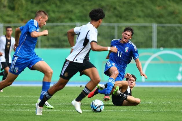 Taycan Ectibasi (Deutschland) im Zweikampf mit Mattia Mosconi (Italien) Deutschland vs Italien, Fussball, U17, U 17 Laenderspiel, 12.9.2023 DFB regulations prohibit any use of photographs as image sequences and or quasi-video. Deutschland vs Italien, Fussball, U17-Laenderspiel, 12.9.2023 Bonn Copyright: xEibner-Pressefotox EP_FWR