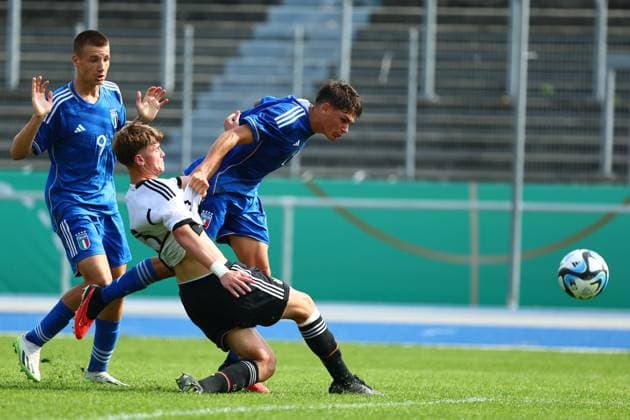 Mattia Mosconi (Italien) im Zweikampf mit Jamie Schuldes (Deutschland) Deutschland vs Italien, Fussball, U17, U 17 Laenderspiel, 12.9.2023 DFB regulations prohibit any use of photographs as image sequences and or quasi-video. Deutschland vs Italien, Fussball, U17-Laenderspiel, 12.9.2023 Bonn Copyright: xEibner-Pressefotox EP_FWR