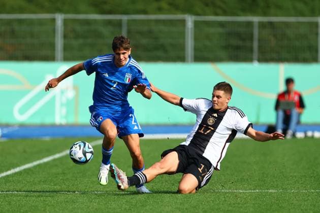 Federico Colombo (Italien) im Zweikampf mit Nick Cherny (Deutschland) Deutschland vs Italien, Fussball, U17, U 17 Laenderspiel, 12.9.2023 DFB regulations prohibit any use of photographs as image sequences and or quasi-video. Deutschland vs Italien, Fussball, U17-Laenderspiel, 12.9.2023 Bonn Copyright: xEibner-Pressefotox EP_FWR