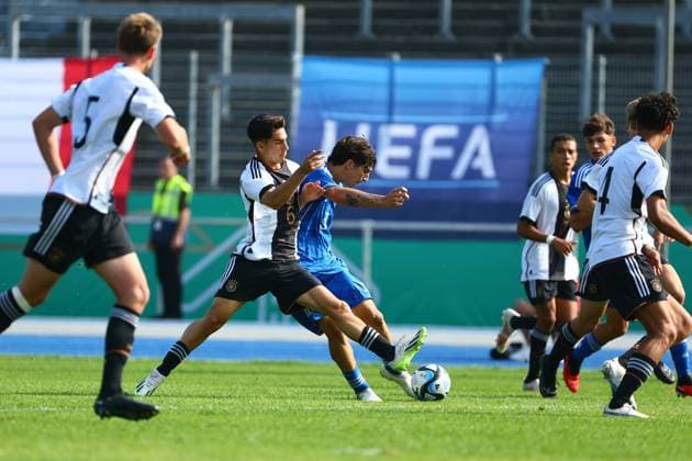 Francesco Buono (Deutschland) im Zweikampf mit Matteo Cocchi (Italien) Deutschland vs Italien, Fussball, U17, U 17 Laenderspiel, 12.9.2023 DFB regulations prohibit any use of photographs as image sequences and or quasi-video. Deutschland vs Italien, Fussball, U17-Laenderspiel, 12.9.2023 Bonn Copyright: xEibner-Pressefotox EP_FWR