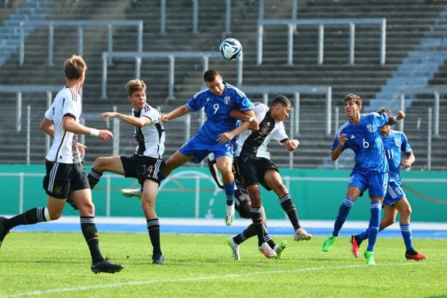 Francesco Camarda (Italien) im Zweikampf mit Montrell Culbreath (Deutschland, 4. von links) Deutschland vs Italien, Fussball, U17, U 17 Laenderspiel, 12.9.2023 DFB regulations prohibit any use of photographs as image sequences and or quasi-video. Deutschland vs Italien, Fussball, U17-Laenderspiel, 12.9.2023 Bonn Copyright: xEibner-Pressefotox EP_FWR