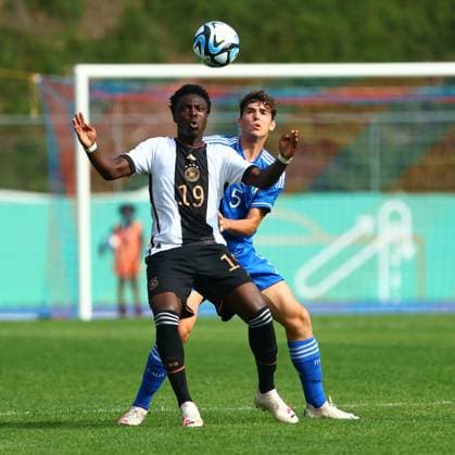 Ken Izekor (Deutschland) im Zweikampf mit Giorgio Vezzosi (Italien) Deutschland vs Italien, Fussball, U17, U 17 Laenderspiel, 12.9.2023 DFB regulations prohibit any use of photographs as image sequences and or quasi-video. Deutschland vs Italien, Fussball, U17-Laenderspiel, 12.9.2023 Bonn Copyright: xEibner-Pressefotox EP_FWR