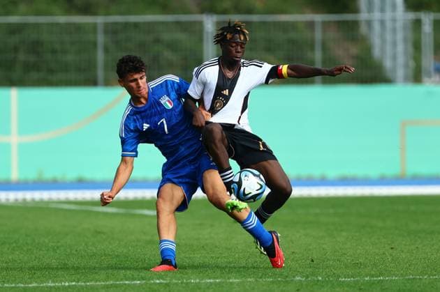 Boris Mamuzah Lum (Deutschland) im Zweikampf mit Diego Pisani (Italien) Deutschland vs Italien, Fussball, U17, U 17 Laenderspiel, 12.9.2023 DFB regulations prohibit any use of photographs as image sequences and or quasi-video. Deutschland vs Italien, Fussball, U17-Laenderspiel, 12.9.2023 Bonn Copyright: xEibner-Pressefotox EP_FWR