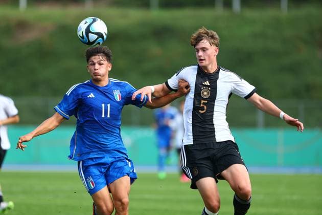 Mattia Mosconi (Italien) im Zweikampf mit Jamie Schuldes (Deutschland) Deutschland vs Italien, Fussball, U17, U 17 Laenderspiel, 12.9.2023 DFB regulations prohibit any use of photographs as image sequences and or quasi-video. Deutschland vs Italien, Fussball, U17-Laenderspiel, 12.9.2023 Bonn Copyright: xEibner-Pressefotox EP_FWR