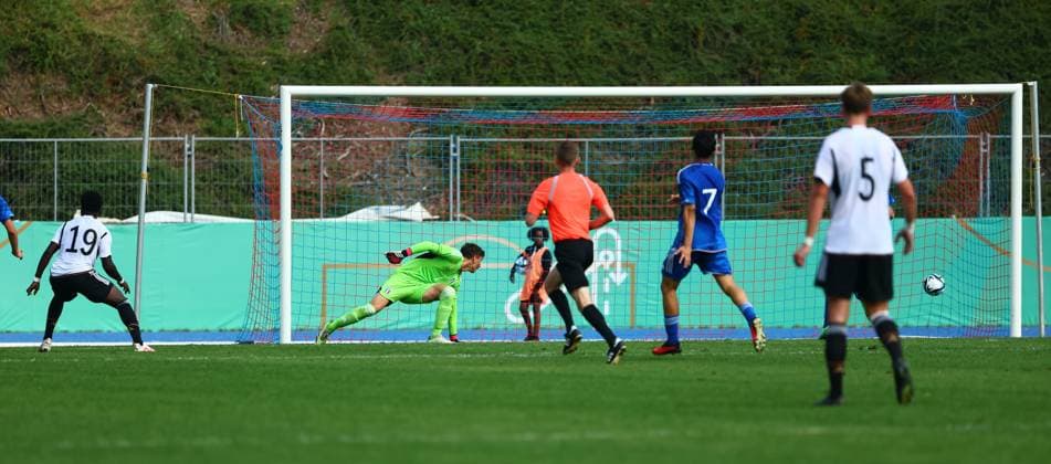 Ken Izekor (Deutschland, links) erzielt das Tor zum 2:1 fuer Deutschland gegen Italien Deutschland vs Italien, Fussball, U17, U 17 Laenderspiel, 12.9.2023 DFB regulations prohibit any use of photographs as image sequences and or quasi-video. Deutschland vs Italien, Fussball, U17-Laenderspiel, 12.9.2023 Bonn Copyright: xEibner-Pressefotox EP_FWR