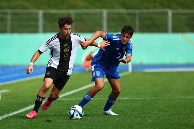 Taycan Ectibasi (Deutschland) im Zweikampf mit Federico Colombo (Italien) Deutschland vs Italien, Fussball, U17, U 17 Laenderspiel, 12.9.2023 DFB regulations prohibit any use of photographs as image sequences and or quasi-video. Deutschland vs Italien, Fussball, U17-Laenderspiel, 12.9.2023 Bonn Copyright: xEibner-Pressefotox EP_FWR