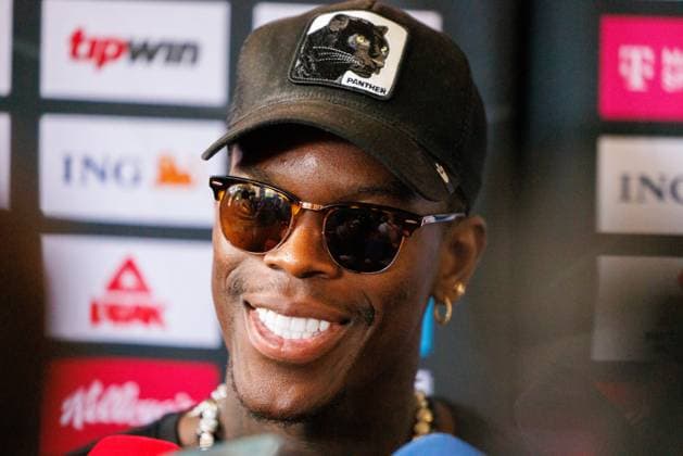 Die Rueckkehr der Helden - Empfang der Basketball Weltmeister in Frankfurt, DBB, 12.09.2023 Dennis Schroeder (Toronto Raptors) im Interview; Empfang der Deutschen Nationalmannschaft an der ING-Diba Zentrale in Frankfurt nach Gewinn der Weltmeisterschaft 2023. *** The return of the heroes Reception of the basketball world champions in Frankfurt, DBB, 12 09 2023 Dennis Schroeder Toronto Raptors interview Reception of the German national team at the ING Diba headquarters in Frankfurt after winning the World Cup 2023 Copyright: xBEAUTIFULxSPORTS Hahnex