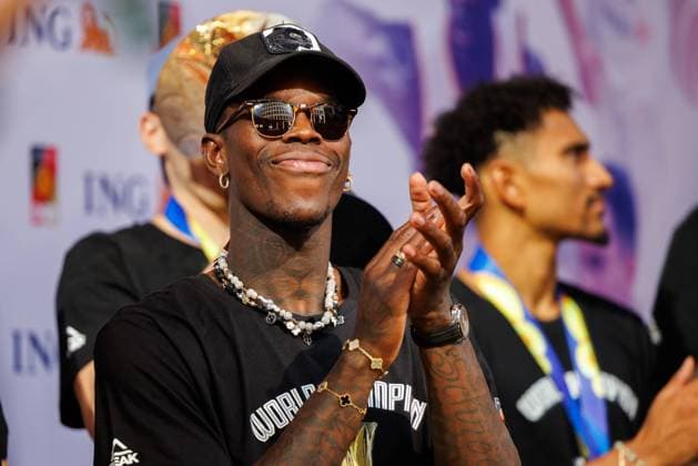 Die Rueckkehr der Helden - Empfang der Basketball Weltmeister in Frankfurt, DBB, 12.09.2023 Dennis Schroeder (Toronto Raptors) Empfang der Deutschen Nationalmannschaft an der ING-Diba Zentrale in Frankfurt nach Gewinn der Weltmeisterschaft 2023. Copyright: xBEAUTIFULxSPORTS Hahnex