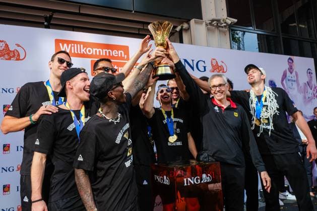 Sport Themen der Woche KW37 Sport Bilder des Tages GER, Basketball Weltmeister, Empfang der Basketball-Nationalmannschaft an dem ING Hauptsitz Frankfurt am Main, 12.09.2023, Die Deutsche Basketball-Nationalmannschaft ist am 10.09.2023 Weltmeister geworden. Basketball Weltmeister, Empfang der Basketball-Nationalmannschaft, 12.09.2023 *** GER, Basketball world champion, Reception of the national basketball team at the ING headquarters Frankfurt am Main, 12 09 2023, The German national basketball team became world champion on 10 09 2023 Basketball world champion, Reception of the national basketball team, 12 09 2023 Copyright: xEibner-Pressefoto FlorianxWieganx EP_FWD