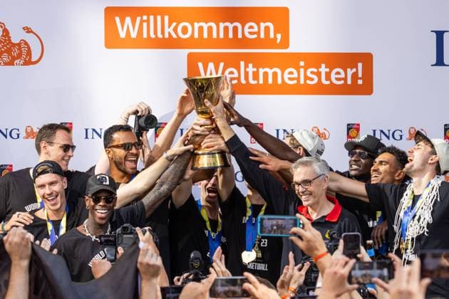 Empfang der Deutschen Basketball Nationalmannschaft (Weltmeister) in Frankfurt am Main Nach dem Gewinn der Basketball-Weltmeisterschaft am 10.09.2023 in Manila (Philippinen) durch einen 83:77-Sieg über Serbien werden die Sieger (World Champions) der Deutschen Basketball-Nationalmannschaft am 12.09.2023 in Frankfurt am Main empfangen. Wertvollster Spieler des Turniers wurde der Deutsche Nationalspieler Dennis Schröder. Mit dem 8. Sieg im 8 Spiel errang das DBB-Team den ersten WM-Titel überhaupt, rund 30 Jahre nach dem EM-Triumph von München. Frankfurt am Main Hessen Deutschland