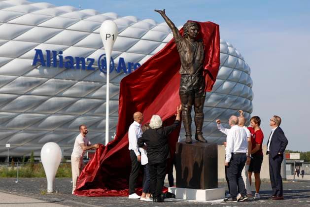 Bilder des Jahres 2023, Sport 09 September Sport Themen der Woche KW37 Sport Bilder des Tages Denkmal an Gerd - Einweihung am 12.09.2023 an der Allianz Arena in München Enthüllung der Statue Denkmal von Gerd Müller vor der Allianz Arena. *** Monument to Gerd inauguration on 12 09 2023 at the Allianz Arena in Munich unveiling of the statue monument to Gerd Müller in front of the Allianz Arena xMSx
