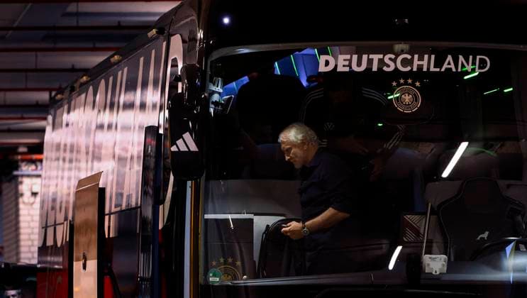 12.09.2023, Fussball Nationalteams Freundschaftsspiele 2023, Länderspiel, Deutschland - Frankreich, im Signal-Iduna-Park Stadion Dortmund, Interimstrainer Rudi Völler (Deutschland) kommt mit dem Bus am Stadion an.