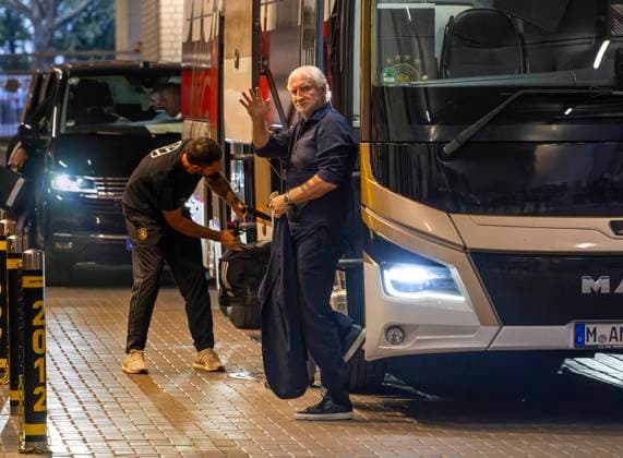 12.09.2023, Fussball Nationalteams Freundschaftsspiele 2023, Länderspiel, Deutschland - Frankreich, im Signal-Iduna-Park Stadion Dortmund, Interimstrainer Rudi Völler (Deutschland) kommt mit dem Bus am Stadion an und winkt den Fans
