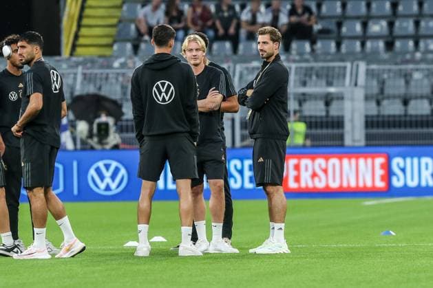 Fussball, Nationalmannschaft Saison 2023 2024 Freundschafts Länderspiel Deutschland - Frankreich 12.09.2023, SIGNAL-IDUNA-PARK Dortmund Julian Brandt (Deutschland, 17) Kevin Trapp (Deutschland, 12) Dortmund Signal-Iduna-Park Nordrhein-Westfahlen Deutschland