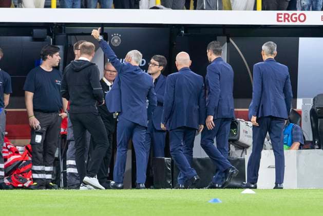 Freundschaftsspiel Deutschland - Frankreich; 12.09.2023 Didier Deschamps (Frankreich, Cheftrainer) gruesst die franzoesischen Fans, Freundschaftsspiel, Deutschland - Frankreich, 12.09.2023, Signal Iduna Park, Dortmund Copyright: xBEAUTIFULxSPORTS Meuselx