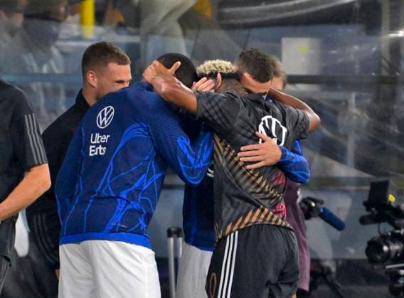 12.09.2023, Fussball Nationalteams Freundschaftsspiele 2023, Länderspiel, Deutschland - Frankreich, im Signal-Iduna-Park Stadion Dortmund, v.l. Josua Kimmich (Deutschland), Dayot Upamecano (Frankreich), Serge Gnabry (Deutschland) und Lukas Hernandez (Frankreich) umarmen sich