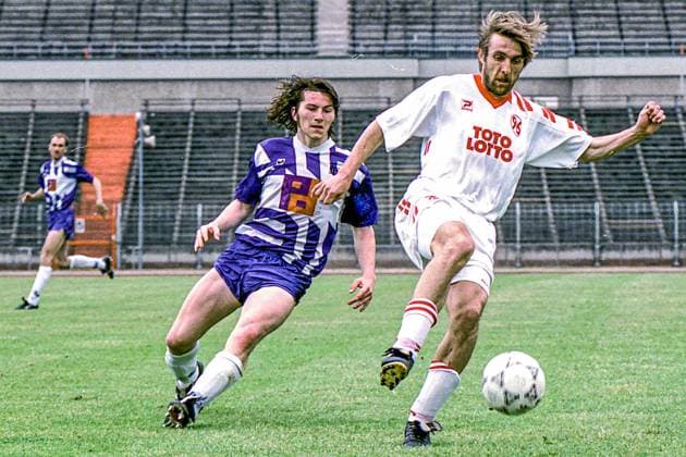 Archivbilder der Woche SPORT KW37 Aus 2. BL Saison 1992 1993 Hannover 96 (Weiß) gegen VfL Osnabrück 2:1 am 22.05.1993. Im Foto: Milos Djelmas von Han96 gegen VfL OS Spieler Mirko Baschetti *** From 2 BL season 1992 1993 Hannover 96 White against VfL Osnabrück 2 1 on 22 05 1993 In photo Milos Djelmas from Han96 against VfL OS player Mirko Baschetti