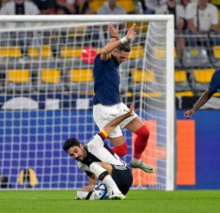 12.09.2023, Fussball Nationalteams Freundschaftsspiele 2023, Länderspiel, Deutschland - Frankreich, im Signal-Iduna-Park Stadion Dortmund, Ilkay Gündogan (Deutschland) setzt sich durch,