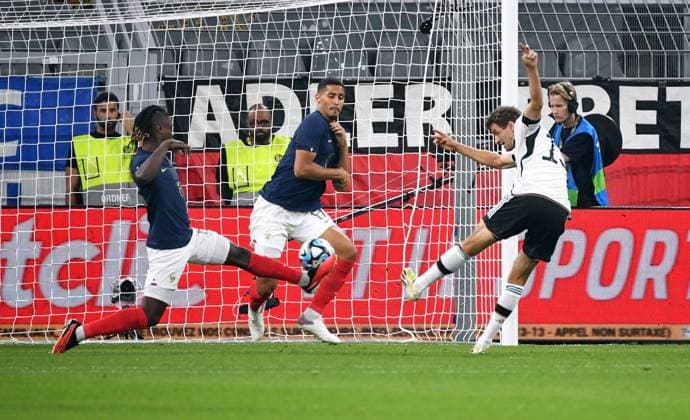 Sport Bilder des Tages Fussball, Herren, Deutschland, Nationalmannschaft, Länderspiel, Signal Iduna Park Dortmund: Deutschland - Frankreich; Thomas Müller (GER) erzielt das Tor zum 1:0 gegen William Saliba (FRA) und Eduardo Camavinga (FRA). Aktion DFB REGULATIONS PROHIBIT ANY USE OF PHOTOGRAPHS AS IMAGE SEQUENCES AND OR QUASI-VIDEO.