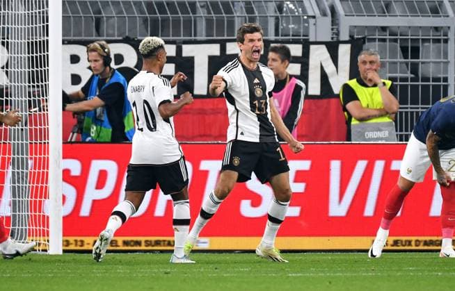 Fussball, Herren, Deutschland, Nationalmannschaft, Länderspiel, Signal Iduna Park Dortmund: Deutschland - Frankreich; Jubel Thomas Müller (GER) nach seinem Tor zum 1:0. Jubel, Freude, Aktion. DFB REGULATIONS PROHIBIT ANY USE OF PHOTOGRAPHS AS IMAGE SEQUENCES AND OR QUASI-VIDEO.