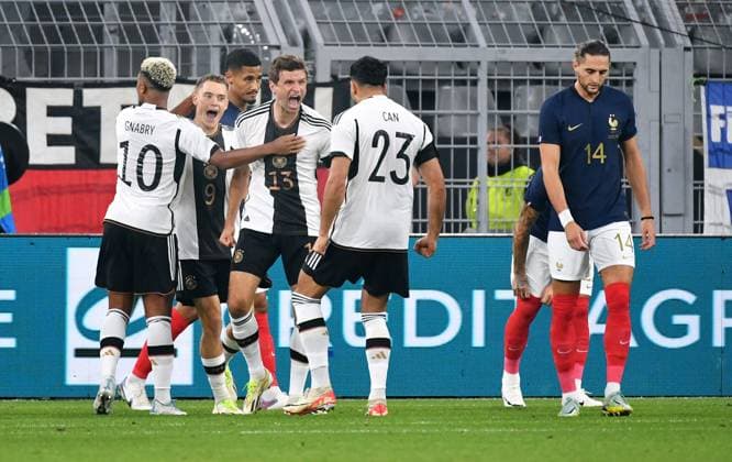 Fussball, Herren, Deutschland, Nationalmannschaft, Länderspiel, Signal Iduna Park Dortmund: Deutschland - Frankreich; Jubel Thomas Müller (GER) nach seinem Tor zum 1:0. Jubel, Freude, Aktion. DFB REGULATIONS PROHIBIT ANY USE OF PHOTOGRAPHS AS IMAGE SEQUENCES AND OR QUASI-VIDEO.
