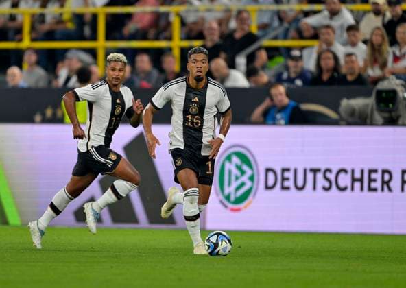 12.09.2023, Fussball Nationalteams Freundschaftsspiele 2023, Länderspiel, Deutschland - Frankreich, im Signal-Iduna-Park Stadion Dortmund, v.l. Serge Gnabry (Deutschland) und Benjamin Henrichs (Deutschland)