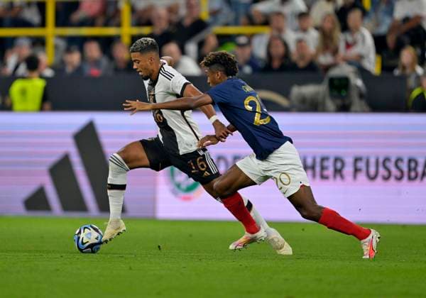 12.09.2023, Fussball Nationalteams Freundschaftsspiele 2023, Länderspiel, Deutschland - Frankreich, im Signal-Iduna-Park Stadion Dortmund, v.l. Benjamin Henrichs (Deutschland) gegen Kingsley Coman (Frankreich)
