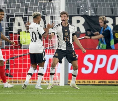 Torjubel 1:0 Derutschland, V.li. Serge Gnabry GER), Torschütze Thomas Müller (GER) . Deutschland -Frankfreich . Fussball-Länderspiel 2023, Freundschaftsspiel . Dortmund, GER, 12.09.2023 ,