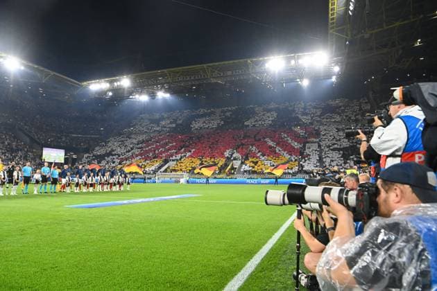 Fussball, Herren, Saison 2023 2024, Länderspiel in Dortmund, Deutschland - Frankreich, v. l. Die Fans von Deutschland mit einer Choreo, 12.09. 2023, Copyright: xSebastianxRäppold MatthiasxKochx
