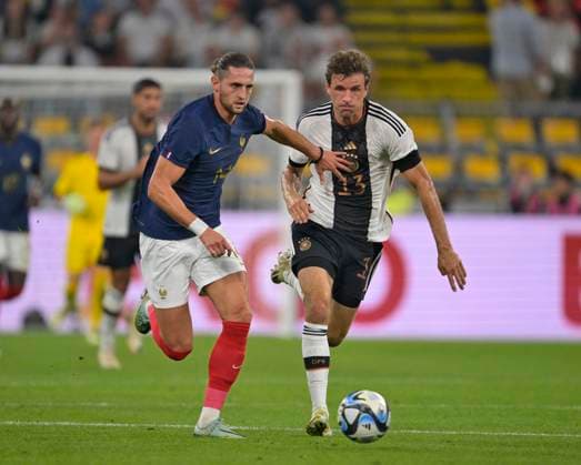 12.09.2023, Fussball Nationalteams Freundschaftsspiele 2023, Länderspiel, Deutschland - Frankreich, im Signal-Iduna-Park Stadion Dortmund, v.l. Adrien Rabiot (Frankreich) gegen Thomas Müller (Deutschland)