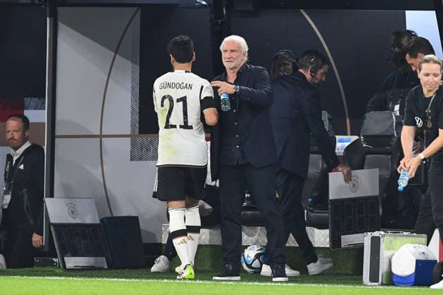 Fussball, Herren, Saison 2023 2024, Länderspiel in Dortmund, Deutschland - Frankreich, v. l. Ilkay Guendogan (Deutschland) und Sportdirektor Nationalmannschaft und Interimstrainer Rudi Voeller (Deutschland) , 12.09. 2023, Copyright: xSebastianxRäppold MatthiasxKochx