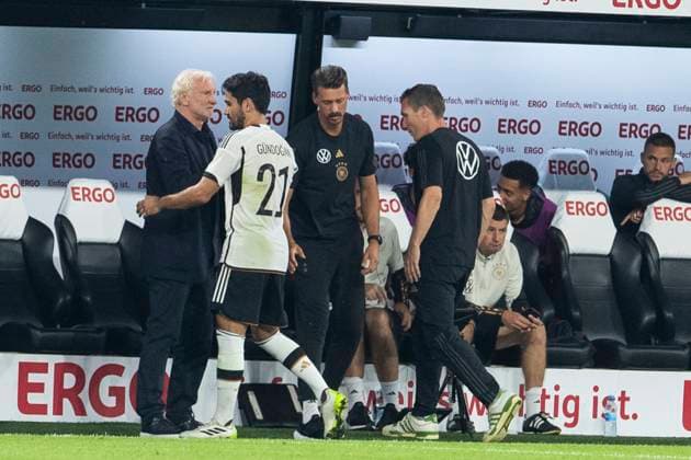 Freundschaftsspiel Deutschland - Frankreich; 12.09.2023 Ilkay Guendogan (Deutschland, 21) klatscht nach seiner Auswechslung mit Rudi Voeller (Deutschland, Cheftrainer) ab., Freundschaftsspiel, Deutschland - Frankreich, 12.09.2023, Signal Iduna Park, Dortmund Copyright: xBEAUTIFULxSPORTS Meuselx
