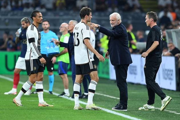 Fußball Länderspiel Deutschland - Frankreich am 12.09.2023 im Signal Iduna Park in Dortmund V.l.n.r.: Leroy Sane ( Deutschland ) - Thomas Müller ( Deutschland ) - Rudi Völler ( Interims-Bundestrainer ) - Hannes Wolf ( Interims-Assistenz-Trainer Deutschland ) DFB regulations prohibit any use of photographs as image sequences and or quasi-video.