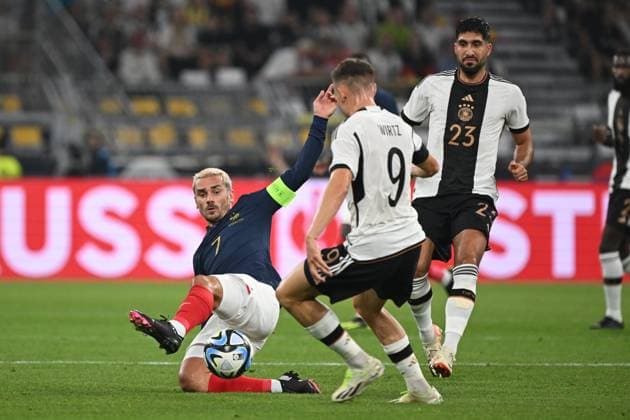 12.09.2023, xjhx, Fussball Länderspiel, Deutschland - Frankreich emspor, v.l. Antoine Griezmann (Frankreich) Florian Wirtz (Deutsche Fussball Nationalmannschaft DFB) Zweikampf, Aktion, action, battle for the ball (DFL DFB REGULATIONS PROHIBIT ANY USE OF PHOTOGRAPHS as IMAGE SEQUENCES and or QUASI-VIDEO) Dortmund