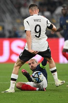 12.09.2023, xjhx, Fussball Länderspiel, Deutschland - Frankreich emspor, v.l. Antoine Griezmann (Frankreich) Florian Wirtz (Deutsche Fussball Nationalmannschaft DFB) Zweikampf, Aktion, action, battle for the ball (DFL DFB REGULATIONS PROHIBIT ANY USE OF PHOTOGRAPHS as IMAGE SEQUENCES and or QUASI-VIDEO) Dortmund
