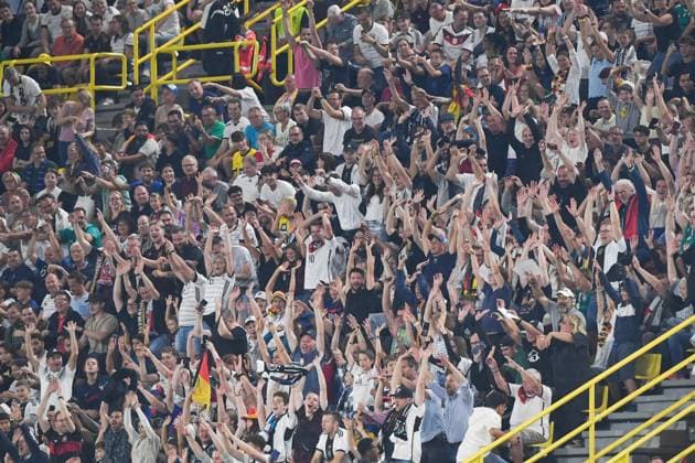 Fussball, Herren, Saison 2023 2024, Länderspiel in Dortmund, Deutschland - Frankreich, v. l. Zuschauer im Stadion machen eine La ola-Welle, 12.09. 2023, Copyright: xSebastianxRäppold MatthiasxKochx